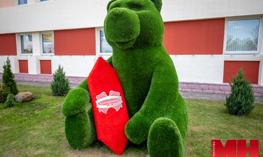 Медведь-сладкоежка пополнил ряд столичных арт-объектов для фотосессий