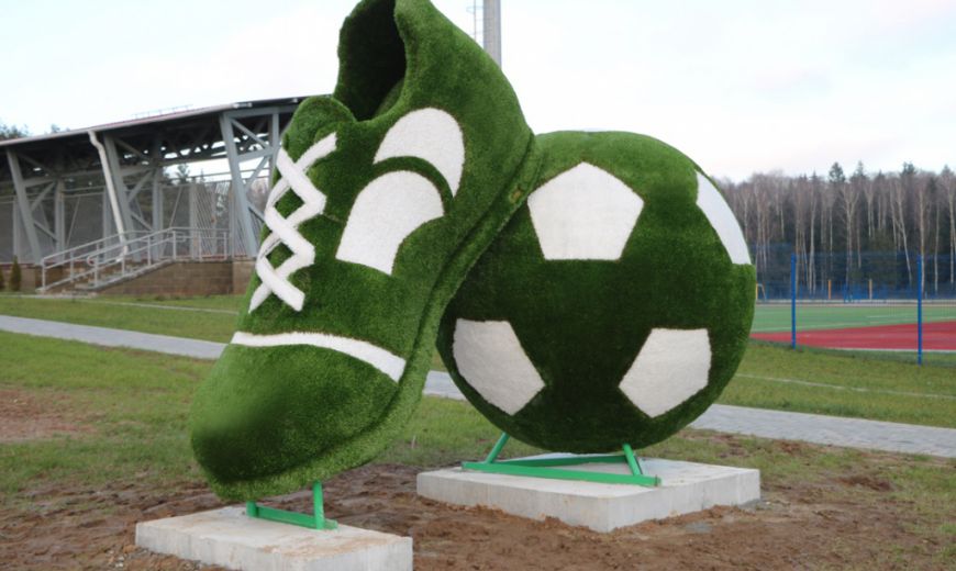 Скульптурная композиция "Мяч с бутсой"